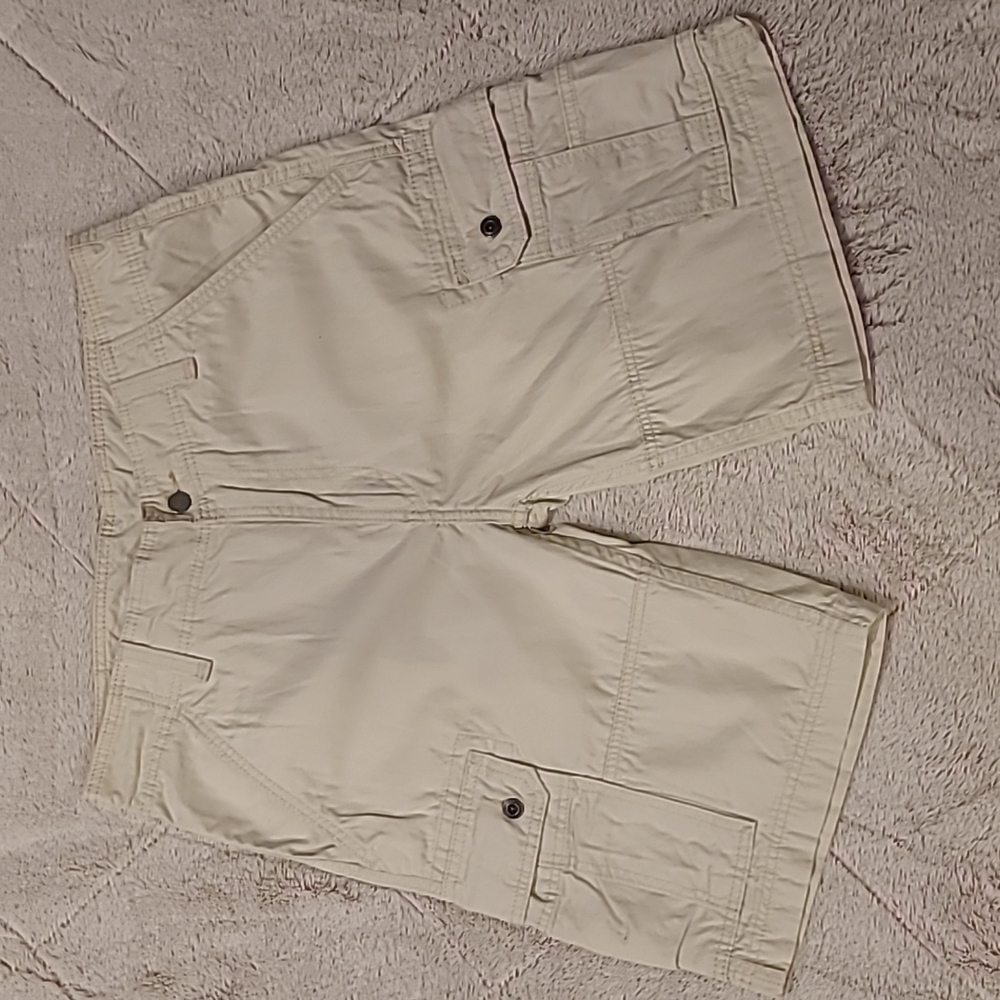 Levis cargo shorts size 33